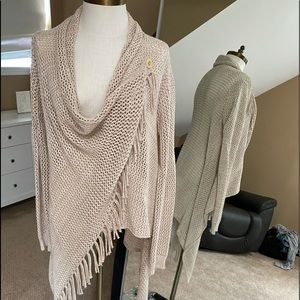 Adorable sweater, perfect over a top with jeans